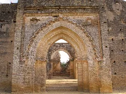 Arco de piedra en la entrada de una iglesia antigua del siglo XIV.