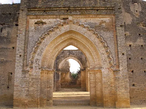 Arco de piedra en la entrada de una iglesia antigua del siglo XIV.