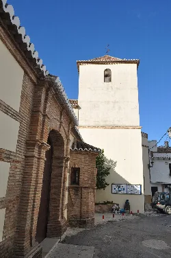 Gebäude mit weißem Turm und Backsteinfassade in Coín, Málaga.