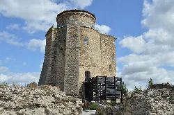 Torre del homenaje de Alba de Tormes con muros de piedra y estructura redonda.