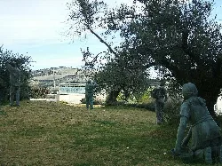 Skulpturen von Menschen, die in einem Olivenhain arbeiten, bei einem Denkmal in Baena.