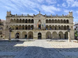Edificio del ayuntamiento de Andújar con columnas y balcones en la fachada.