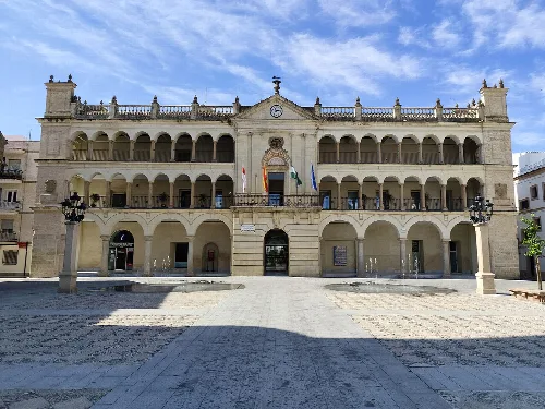 Rathausgebäude mit Säulen und Balkonen an der Fassade.