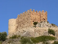 Castillo de piedra con torres y murallas en Alcora, Castellón.