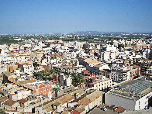 Vista de la ciudad de Orihuela desde el seminario con edificios y cielo azul.