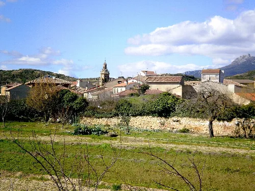 Landschaft von Ábalos mit Häusern, Kirche und Bergen.