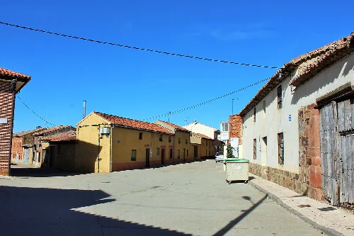 Zentraler Platz mit Häusern und blauem Himmel in Bretó, Zamora.