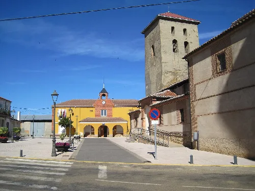 Hauptplatz mit Kirche und Turm in Bercianos del Páramo.