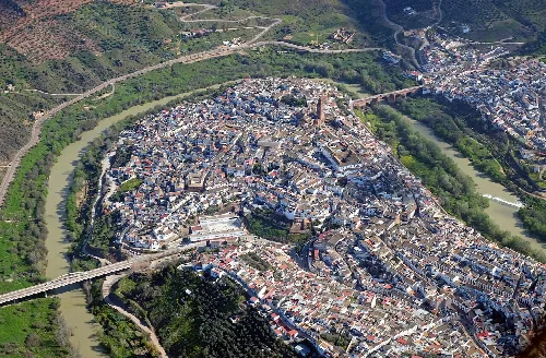 Vista aérea de Montoro con casco antiguo y río Guadalquivir.