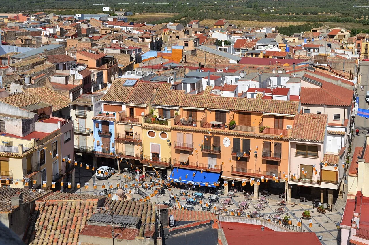 Aerial view of the square with buildings and terraces in Sant Mateu.