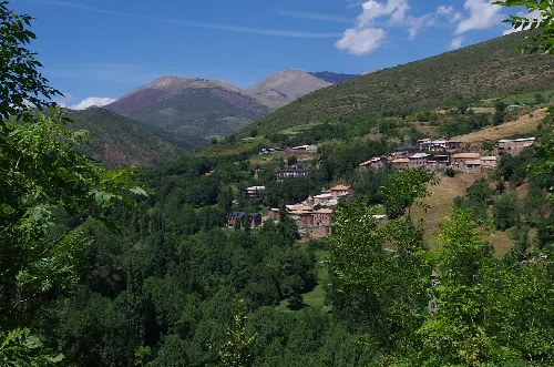 El núcleo de Suils fotografiado desde el camino de Laspaúles a Alins