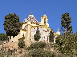 Ermitorio del Calvario en Alcora con cúpula decorada y árboles.