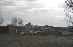 Blick auf Häuser und eine Kirche in Melque de Cercos.