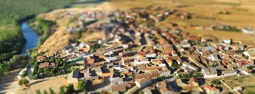 Luftaufnahme des Ortes Castrogonzalo mit Straßen und traditionellen Gebäuden.