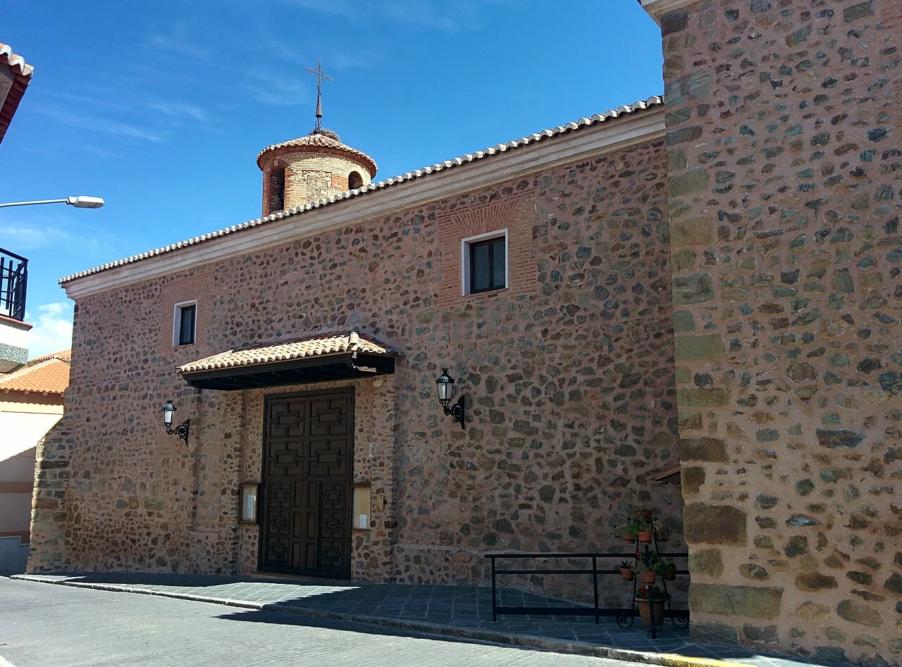 Santa Quiteria Kirche in Fuente el Fresno, mit Steimauern und kleinem Turm.
