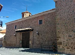 Santa Quiteria Kirche in Fuente el Fresno, mit Steimauern und kleinem Turm.