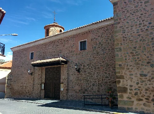 Santa Quiteria Kirche in Fuente el Fresno, mit Steimauern und kleinem Turm.