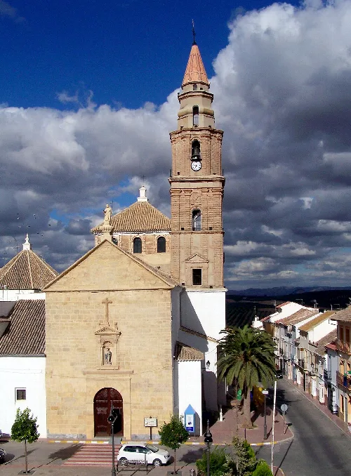 Pfarrkirche mit Turm und Uhr in Benamejí, Córdoba.