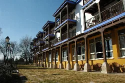 Edificio del Parador de Turismo con terrazas y balcones en Manzanares.
