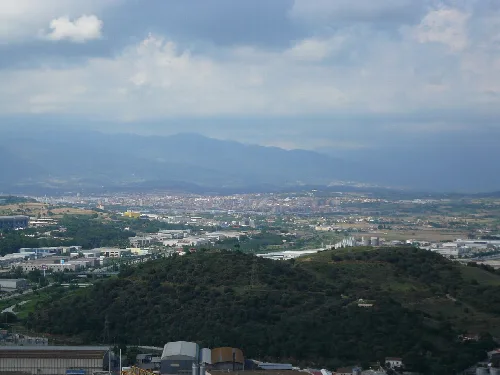 Panoramablick auf Berge und Tal von Montmeló.