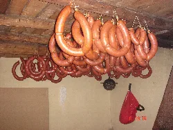 Würste und Blutwürste hängen in einem Schlachtraum in Gargantilla.