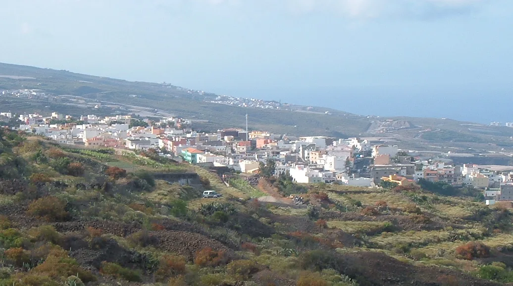 Paisaje con casas blancas y colinas verdes en Guía de Isora, Tenerife, vista desde Chiguergue