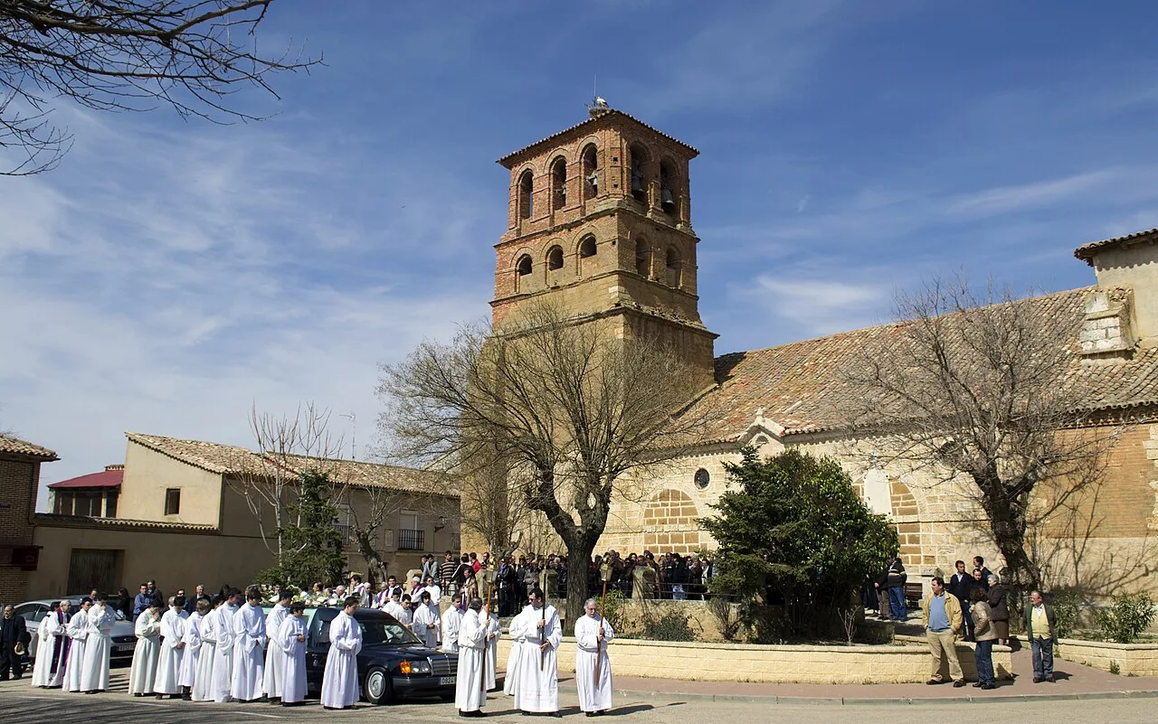 Procesión funeraria con sacerdotes y asistentes en la plaza de Villafrechós.