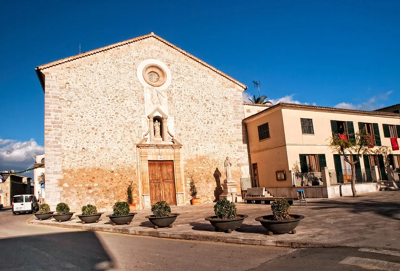 Steinfassade mit Holztür in der Costitx Kirche, Mallorca.