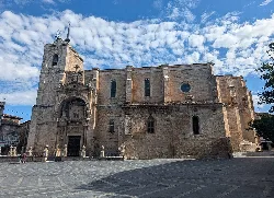 Kirche Unserer Lieben Frau der Himmelfahrt in Roa, mit Turm und Steinfassade.