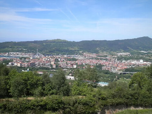 Panoramablick auf Errenteria vom San Marko mit Gebäuden und Bergen.