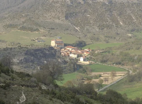 Vista panoramica de Arlucea, en el municipio alavés de Bercedo (País Vasco, España)