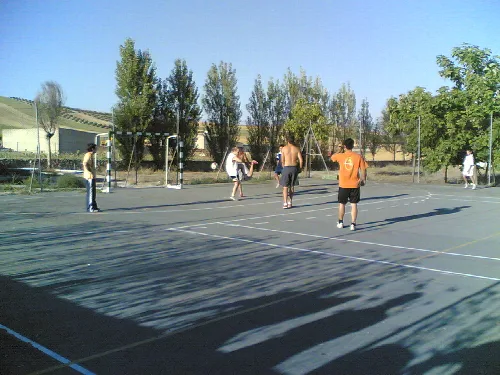 Jóvenes en las instalaciones deportivas de la localidad de Gobernador, en la provincia de Granada (España)