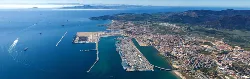 Vista aérea del puerto con barcos y muelles en Algeciras.