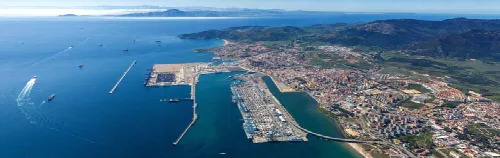 Luftaufnahme des Hafens mit Schiffen und Docks in Algeciras.