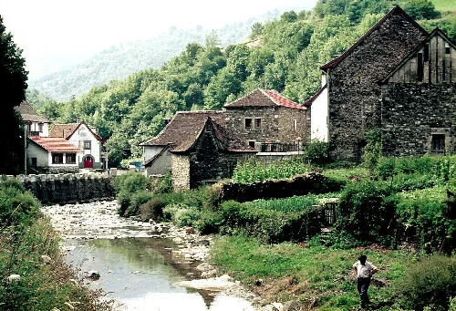 Houses ad creek of Uztárroz-Uztarroze, Navarre, Spain