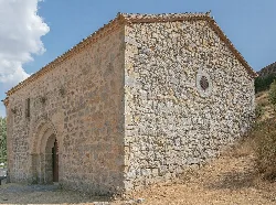 Steinernes Kirchgebäude mit Bogen und kleinem runden Fenster in Calatañazor.