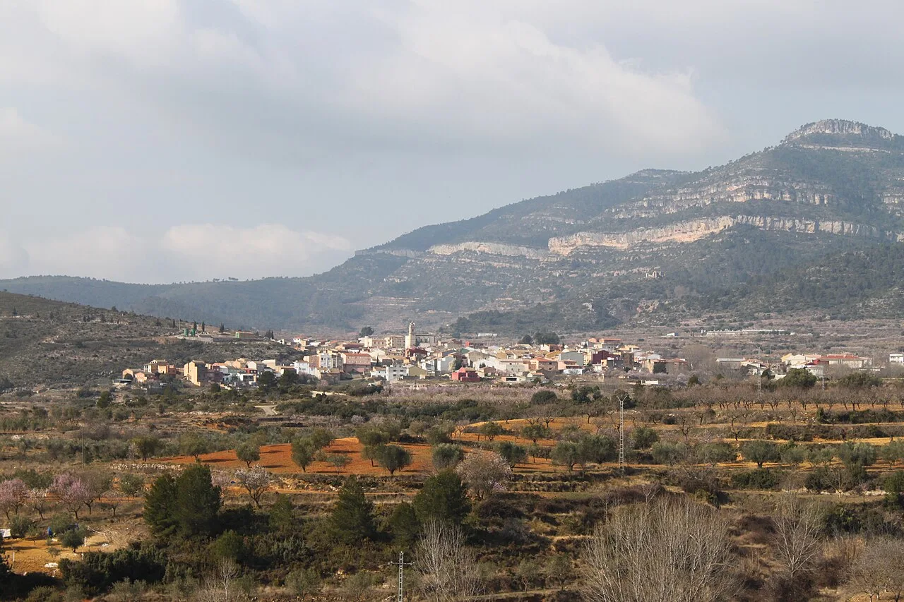 Paisaje con pueblo y montañas en Chera, Valencia.