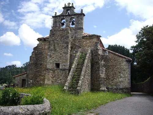 Iglesia de piedra con escaleras en Barcenaciones, Reocín.