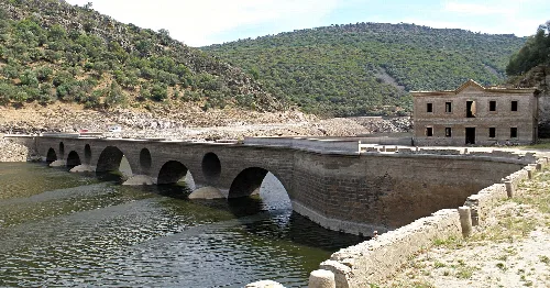 Steinbrücke mit Bögen über den Tajo-Fluss in Monfragüe.