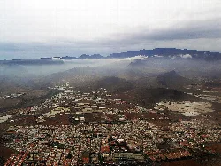 Luftaufnahme von Vecindario und Caldera de Tirajana auf Gran Canaria.