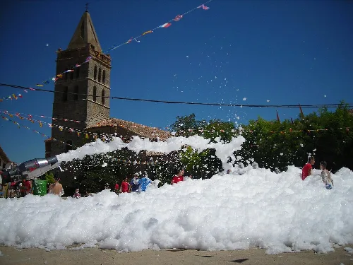 Personas jugando con espuma en la plaza de Gatón de Campos.