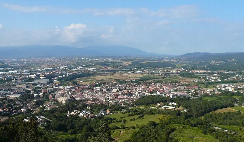 Panoramablick auf Montornés del Vallès von einem Hügel