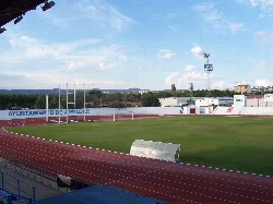 Stadion mit Laufbahn, Tribünen und blauem Himmel in Andújar, Jaén.