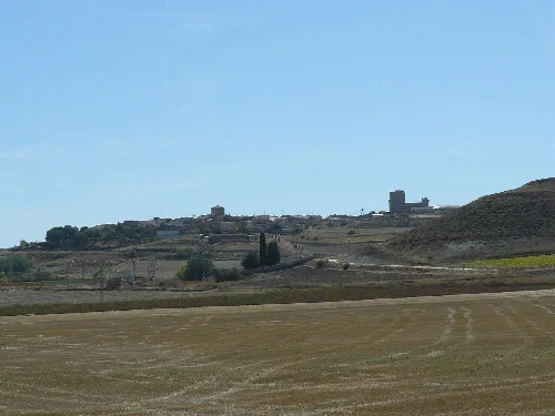 Paisaje rural con torres y edificios en la colina de Villafuerte de Esgueva.