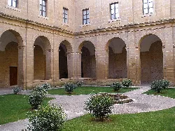 Gartenhof mit Bögen im ehemaligen Kloster in Santo Domingo de la Calzada.