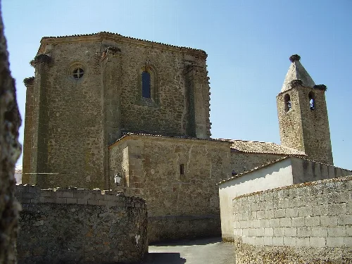 Steinige Kirche mit Turm und Glockenturm in Torrequemada