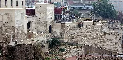 Überreste der Stadtmauer mit alten Türmen und Bögen in Alcoy.