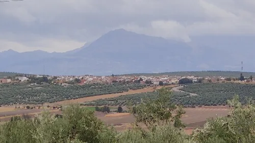 Torreblascopedro visto desde el norte, y Sierra Mágina al fondo.
