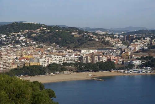 Panoramablick auf Sant Feliu de Guíxols von Sant Elm mit Strand und Hafen.