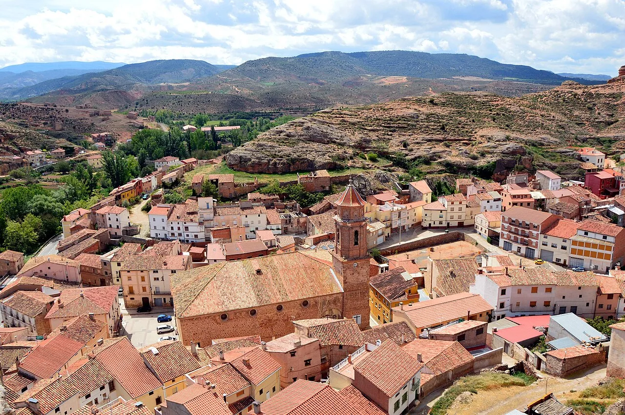 Vista parcial (meridional) de Villel (Teruel), desde el castillo (2017).